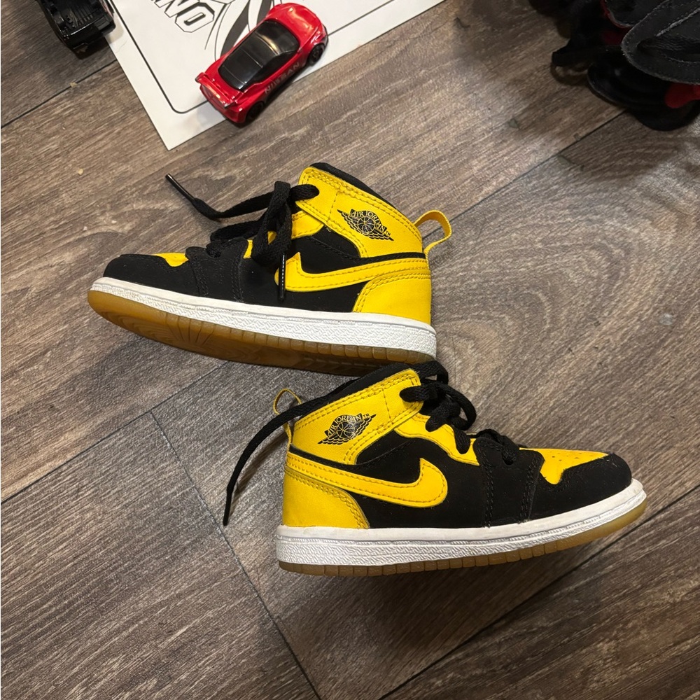 Jordan Kids Black and Yellow Sneakers